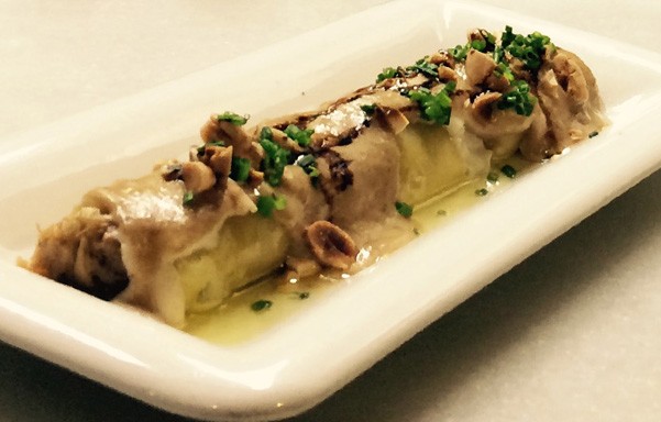 Canelón de Pollo, setas y aceite de trufa. 