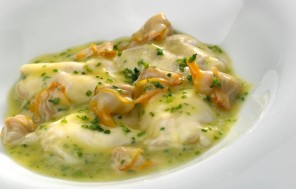 Kokotxas de bacalao con berberechos al Txakoli y cebollino