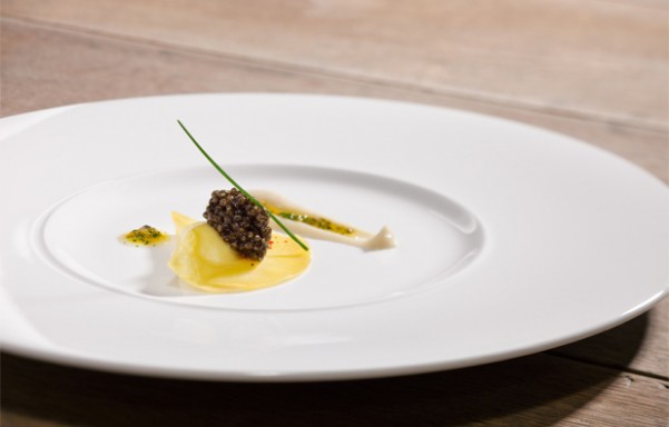 Raviolis de ricota ahumada, caviar y puré de hinojo