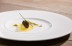 Raviolis de ricota ahumada, caviar y puré de hinojo