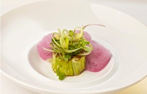 Repollo frito sobre mosto y bouquet fresco de celeris y vieira