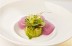 Repollo frito sobre mosto y bouquet fresco de celeris y vieira